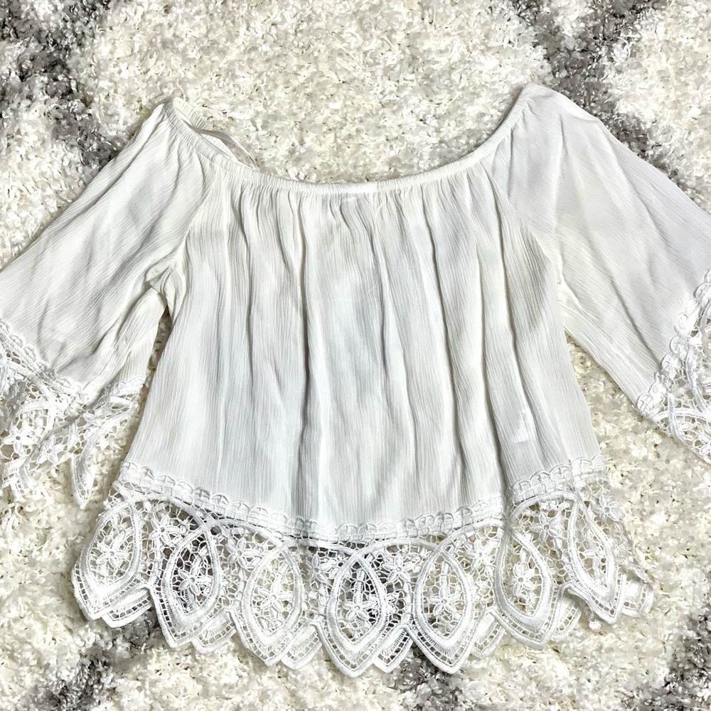 Off the shoulder flowy white top. Boho style. Size large. Worn once.